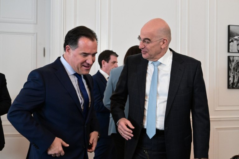 Καρφί Γεωργιάδη στον Δένδια: Ρωτήστε τον υπ. Άμυνας τι θα κάνει με τα ονόματα μπροστά στον Αγνωστο Στρατιώτη