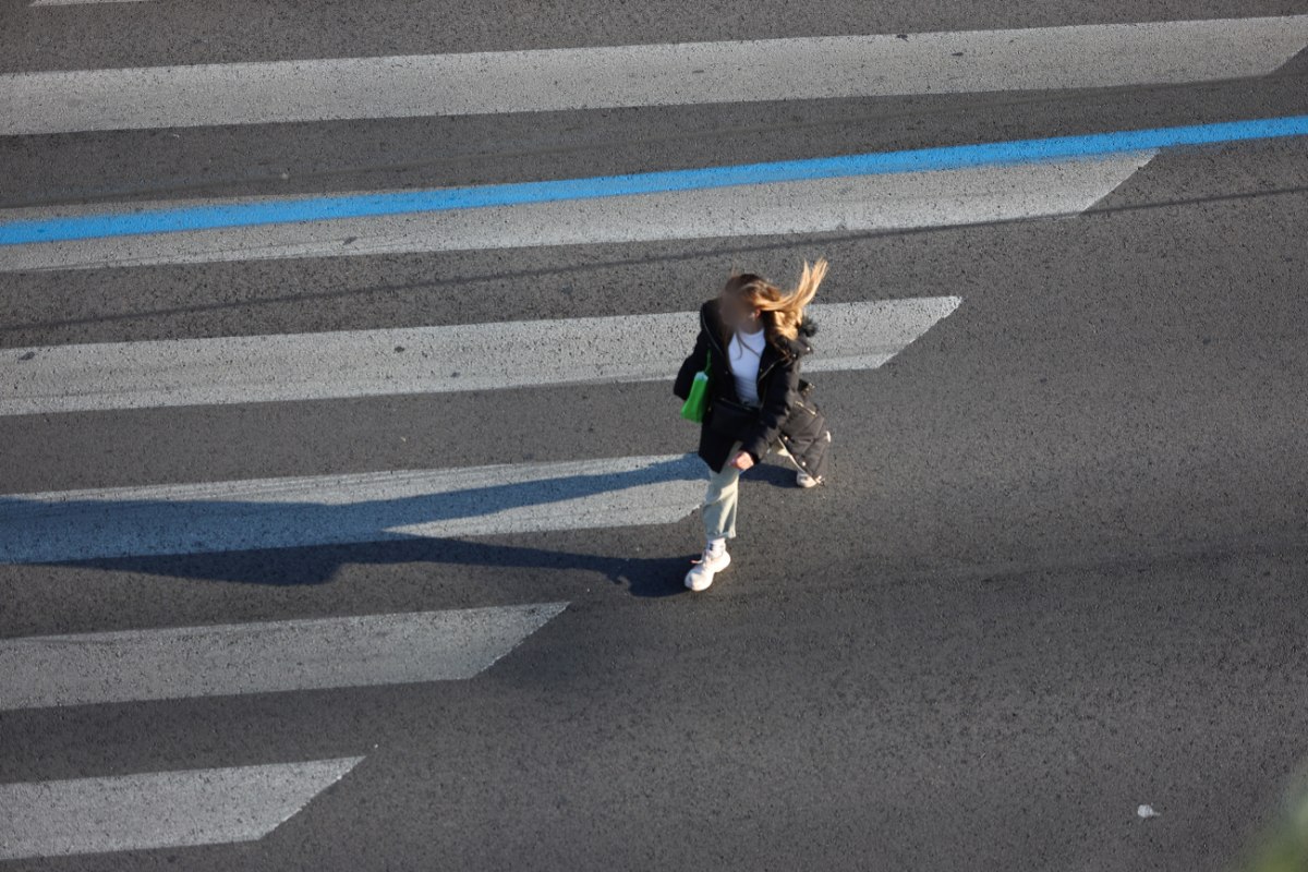 Πώς ψαλιδίζεται το εισόδημα της μεσαίας τάξης – Οι δύο κύριοι παράγοντες