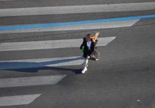 Πώς ψαλιδίζεται το εισόδημα της μεσαίας τάξης – Οι δύο κύριοι παράγοντες