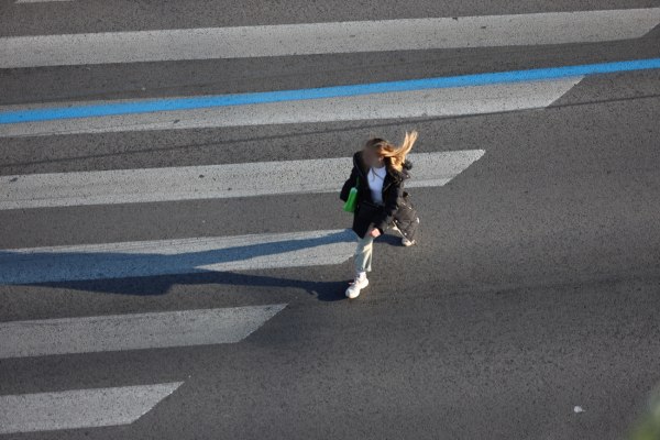 Πώς ψαλιδίζεται το εισόδημα της μεσαίας τάξης – Οι δύο κύριοι παράγοντες