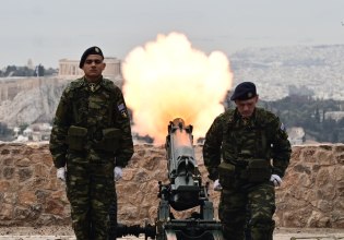 Με κανονιοβολισμούς από τον Λυκαβηττό ξεκίνησαν οι εορτασμοί για την επέτειο της 28ης Οκτωβρίου