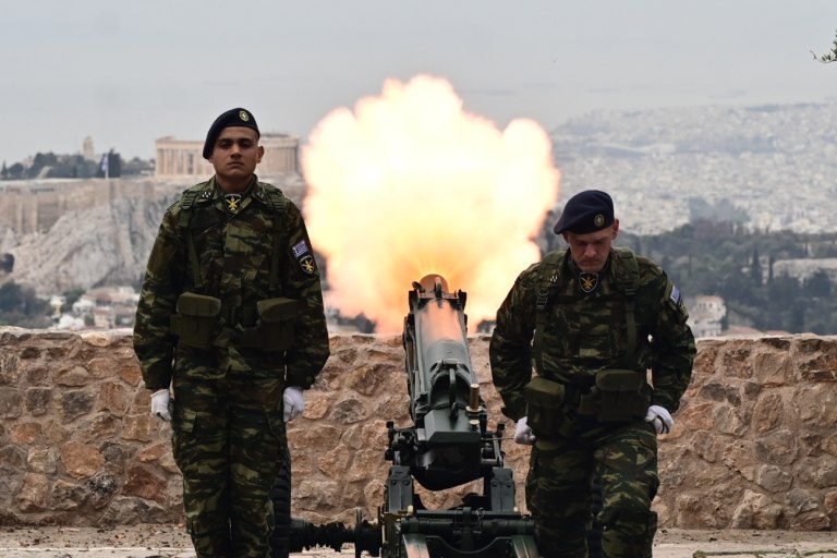 Με κανονιοβολισμούς από τον Λυκαβηττό ξεκίνησαν οι εορτασμοί για την επέτειο της 28ης Οκτωβρίου