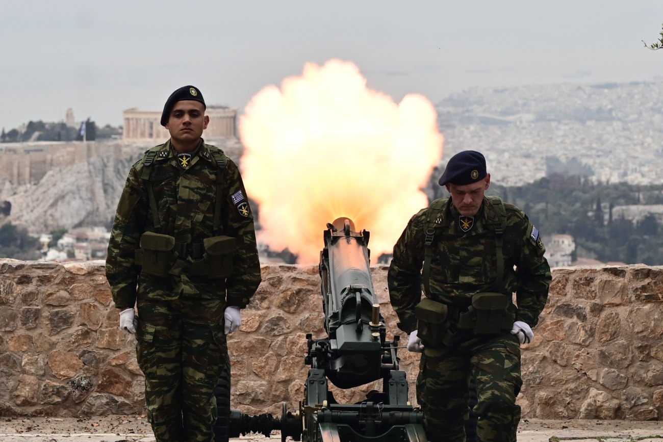 Με κανονιοβολισμούς από τον Λυκαβηττό ξεκίνησαν οι εορτασμοί για την επέτειο της 28ης Οκτωβρίου