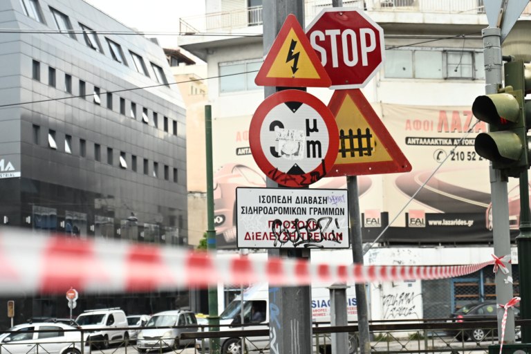 Πάτρα: Δεν κατέβαιναν οι μπάρες του τρένου γιατί είχαν παρκάρει ΙΧ