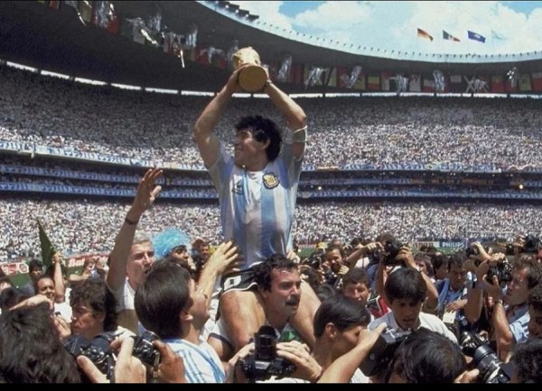 Πέθανε ο Ρομπέρτο Σέχας, ο θρυλικός οπαδός που σήκωσε στους ώμους του τον Μαραντόνα στο Μουντιάλ του 1986!