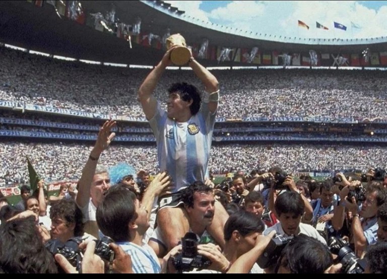 Πέθανε ο Ρομπέρτο Σέχας, ο θρυλικός οπαδός που σήκωσε στους ώμους του τον Μαραντόνα στο Μουντιάλ του 1986!