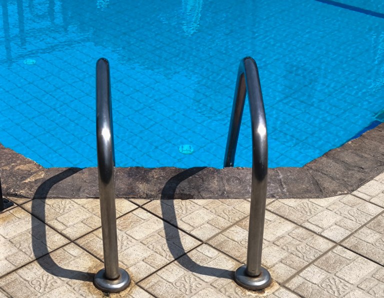 Τραγωδία στη Σαντορίνη: Τρεις συλλήψεις μετά τον πνιγμό 5χρονου σε πισίνα