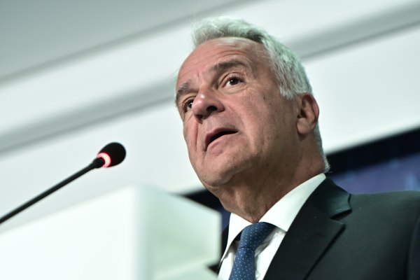 Συντάσσονται με Βορίδη, Ν. Παπανδρέου και Γερουλάνος – Προσδίδουν πολιτική χροιά στην επίθεση των κουκουλοφόρων