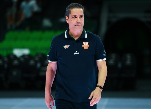 Στο πλευρό του απολυμένου Γιάννη Σφαιρόπουλου ο Σκαριόλο: «Εντελώς παράλογη απόφαση»