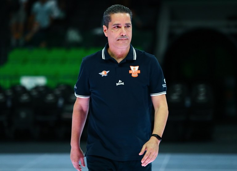 Στο πλευρό του απολυμένου Γιάννη Σφαιρόπουλου ο Σκαριόλο: «Εντελώς παράλογη απόφαση»