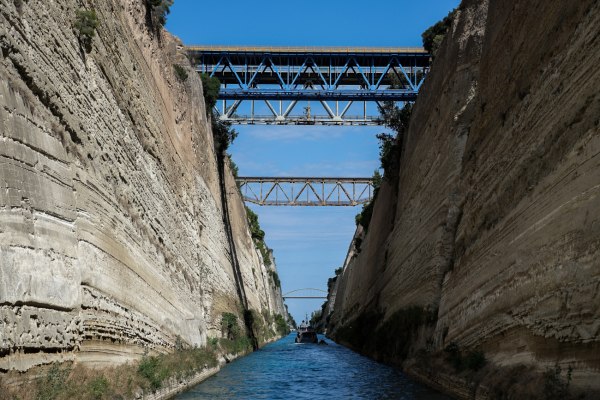Διακόπτεται η διέλευση των πλοίων από τη Διώρυγα της Κορίνθου