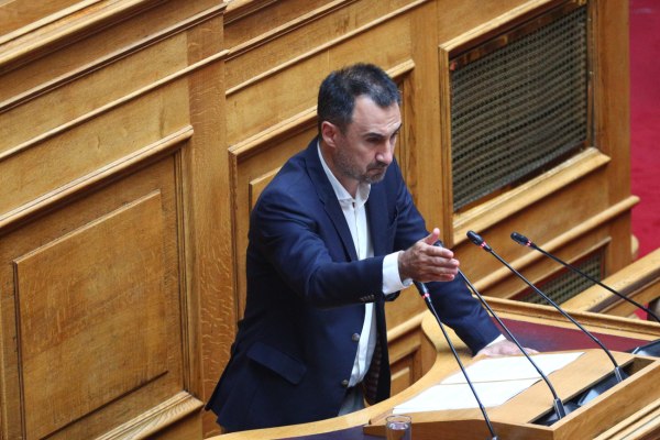 Χαρίτσης: Η κυβέρνηση είναι βουτηγμένη μέχρι τον λαιμό στα σκάνδαλα – Πυραμίδα διαφθοράς με κορυφή τον Μητσοτάκη