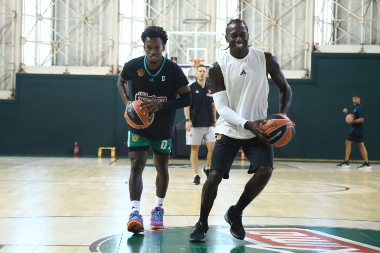 Ο Κέντρικ Ναν επέστρεψε και «εξαφάνισε» τον Σορτς μετά το ΣΕΦ (vids)