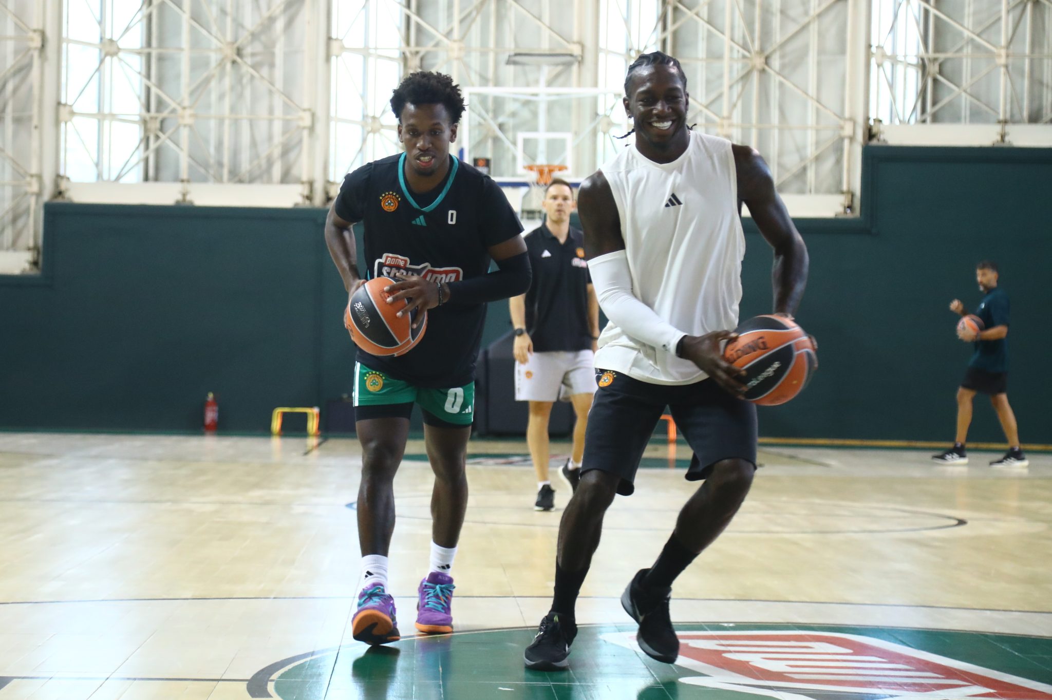 Ο Κέντρικ Ναν επέστρεψε και «εξαφάνισε» τον Σορτς μετά το ΣΕΦ (vids)