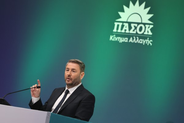 Οι «ρουκέτες» Ανδρουλάκη κατά Τσίπρα και ο «αναβρασμός» στο ΠΑΣΟΚ με στελέχη του να λοξοκοιτούν