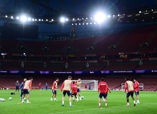 Στο Emirates η πορεία των οπαδών του Ολυμπιακού (vids)