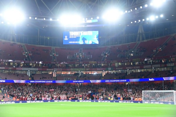 Συγκλονιστικός ο κόσμος του Ολυμπιακού και στο Emirates (pics, vid)