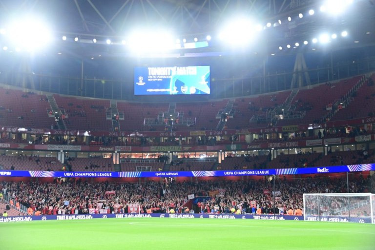 Συγκλονιστικός ο κόσμος του Ολυμπιακού και στο Emirates (pics, vid)