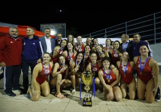 Το σήκωσαν κι αυτό οι «ερυθρόλευκες»: Η απονομή του Σούπερ Καπ στον Ολυμπιακό (pics, vid)