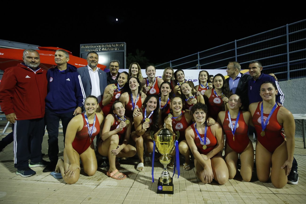 Το σήκωσαν κι αυτό οι «ερυθρόλευκες»: Η απονομή του Σούπερ Καπ στον Ολυμπιακό (pics, vid)