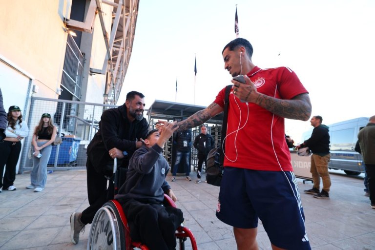 Ωραίες εικόνες στην Τούμπα – Οι «ερυθρόλευκοι» χαιρετήθηκαν με τον μικρό Γιαννάκη (pics)