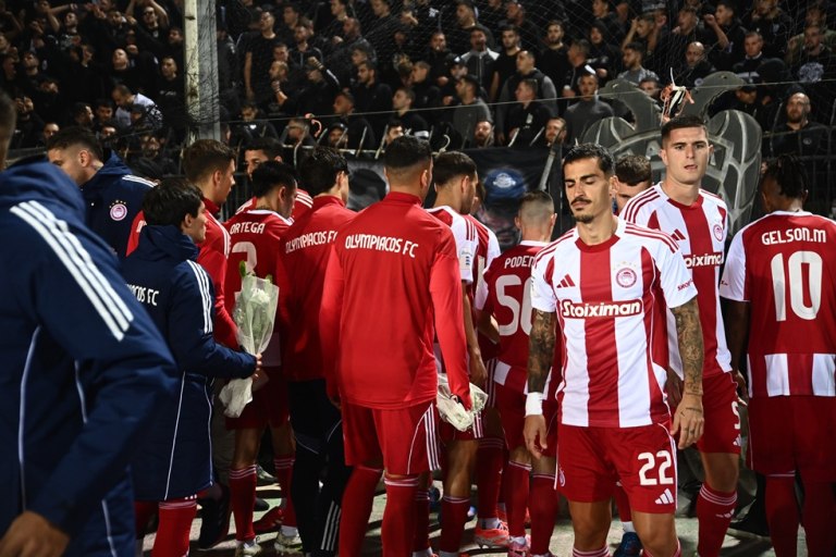 ΠΑΟΚ και Ολυμπιακός τίμησαν τη μνήμη των αδικοχαμένων οπαδών του «δικεφάλου» στα Τέμπη  (pics)