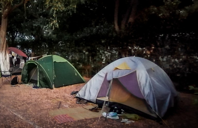 Στην Καλαμάτα οι δύο κατηγορούμενοι για τη διπλή δολοφονία στο κάμπινγκ – Συνεχίζεται η έρευνα για τον ηθικό αυτουργό