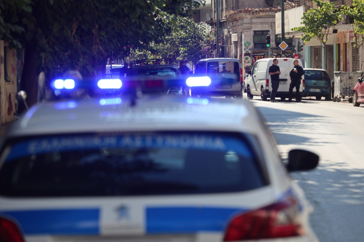 Ανθρωποκυνηγητό για τους ληστές που σκότωσαν την 75χρονη στη Σαλαμίνα – «Κοιτούσαν σπίτια με φακούς»