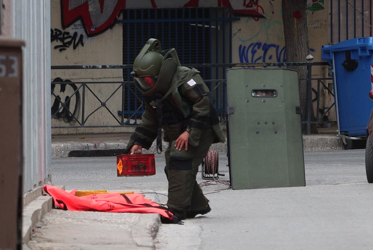 Λήξη συναγερμού στη Λιοσίων: Ο στρατός περισυνέλεξε τη χειροβομβίδα – Βίντεο από το σημείο