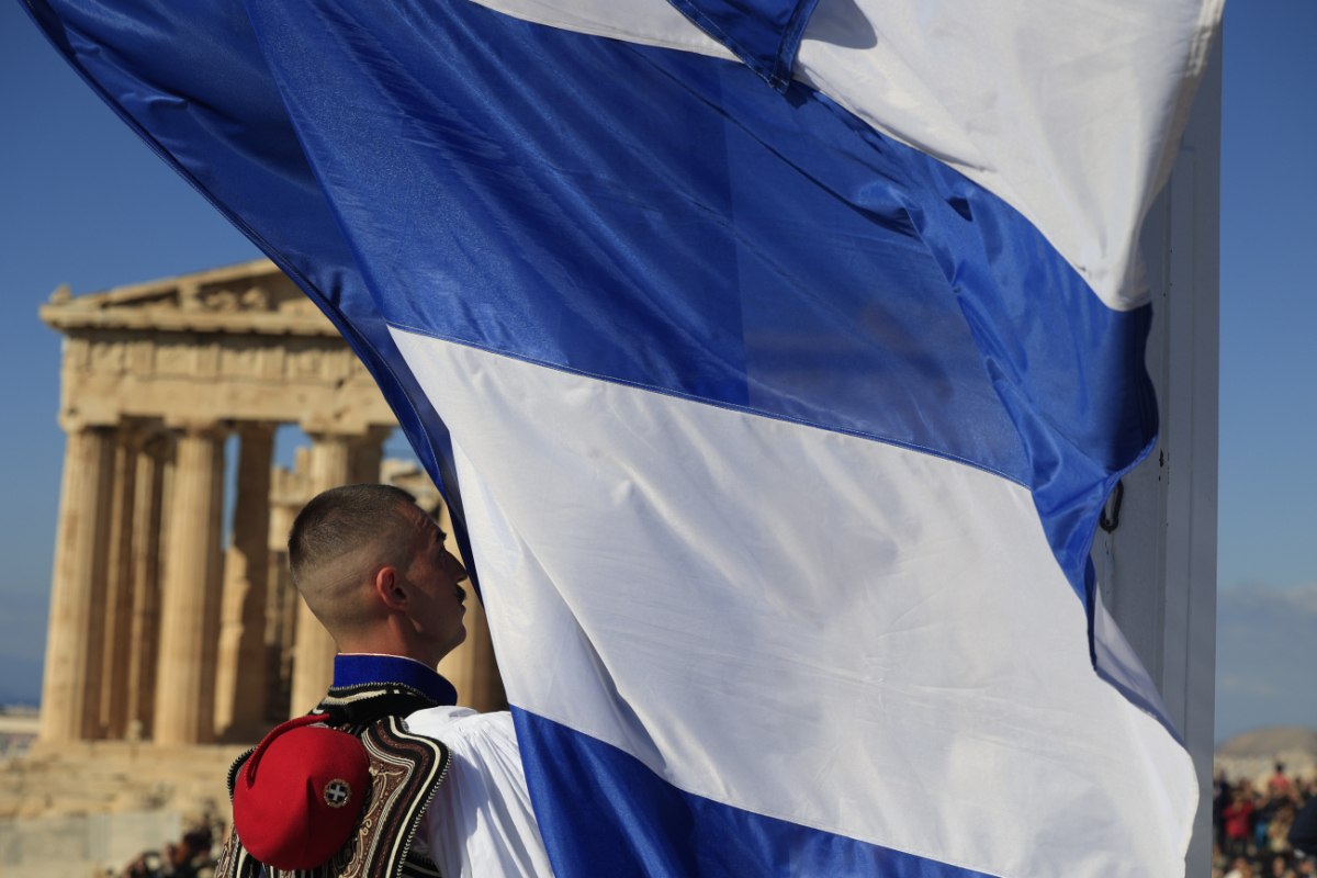 Οι Εύζωνες ύψωσαν τη γαλανόλευκη στην Ακρόπολη