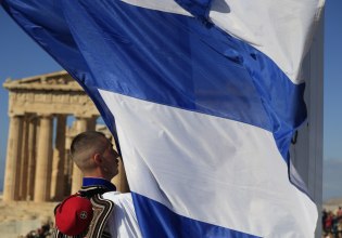 Οι Εύζωνες ύψωσαν τη γαλανόλευκη στην Ακρόπολη