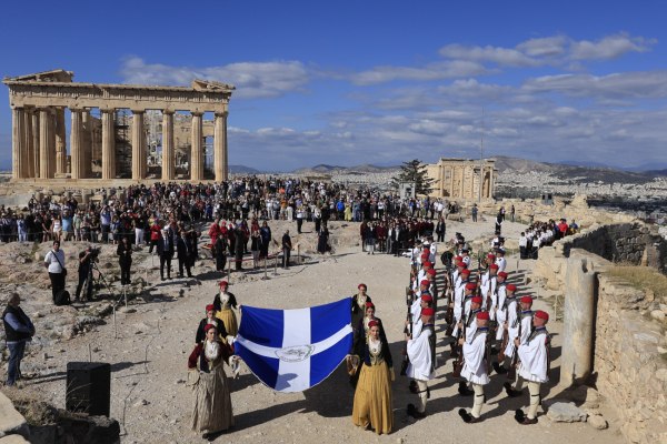 Με λαμπρότητα η τελετή έπαρσης της σημαίας στην Ακρόπολη – 81 χρόνια από την απελευθέρωση της Αθήνας