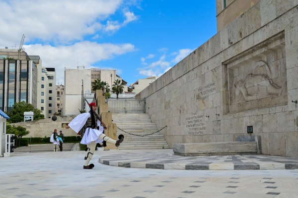Η αντιπολίτευση στριμώχνει την κυβέρνηση για τον «Άγνωστο Στρατιώτη» – «Διχαστική, επικοινωνιακή διαχείριση»