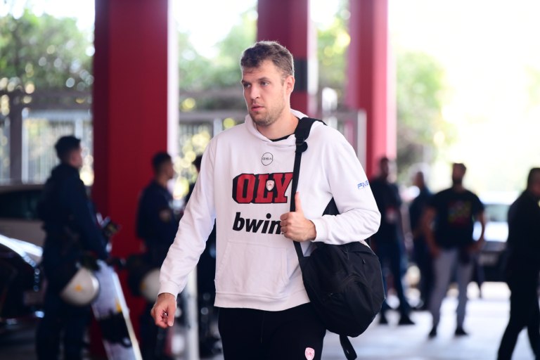 Η άφιξη του Ολυμπιακού στο ΣΕΦ (pics)