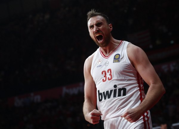 Ολυμπιακός – Παναθηναϊκός: Η εντυπωσιακή τάπα του Μιλουτίνοφ στον Σορτς (vid)