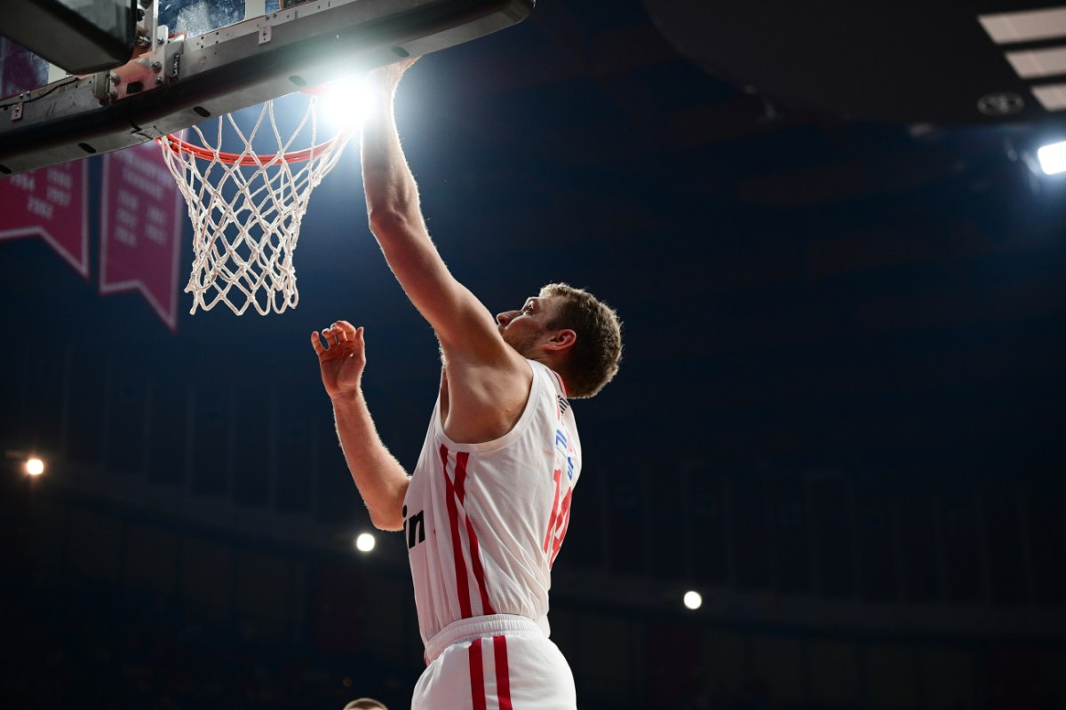 Τρομερός Βεζένκοφ με buzzer beater στο φινάλε του πρώτου ημιχρόνου και σπουδαία εμφάνιση (vid)