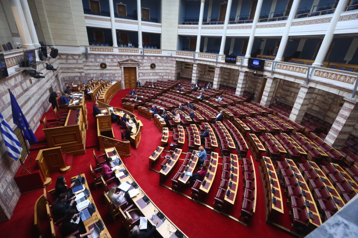 Βουλή: Πυρ ομαδόν της αντιπολίτευσης για το 13ωρο – «Αποσύρετε το νομοσχέδιο της μισθωτής σκλαβιάς»