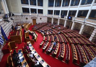Βουλή: Πυρ ομαδόν της αντιπολίτευσης για το 13ωρο – «Αποσύρετε το νομοσχέδιο της μισθωτής σκλαβιάς»