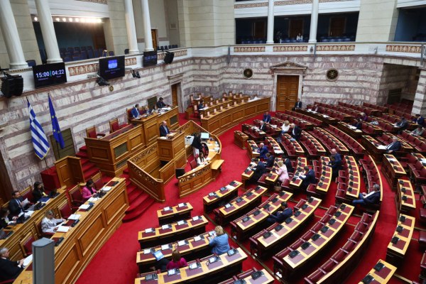 Μάχη στη Βουλή για το νέο εργασιακό νομοσχέδιο – Αντιπαράθεση για το 13ωρο