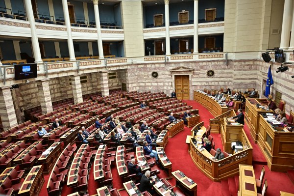 Εκρηκτικό κλίμα στη Βουλή για το 13ωρο – Απόσυρση του νομοσχεδίου ζητεί η αντιπολίτευση