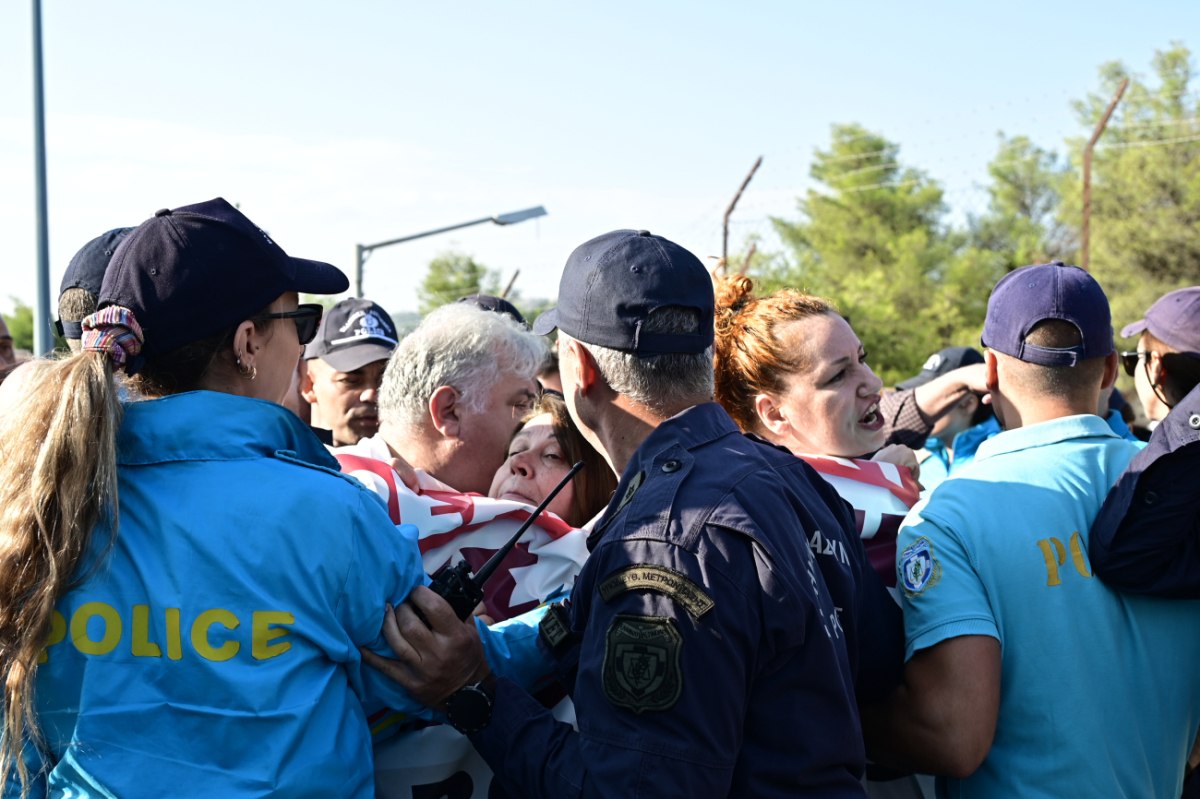 Νοσοκομείο Αττικόν: Ξύλο και χημικά στους υγειονομικούς που διαμαρτύρονταν κατά την επίσκεψη Μητσοτάκη