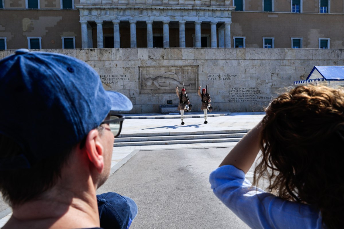 «Πόλεμος» κυβέρνησης – ΠΑΣΟΚ για το μνημείο του Αγνώστου Στρατιώτη