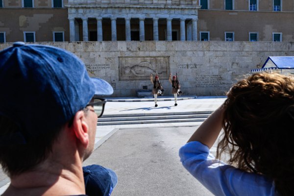 «Πόλεμος» κυβέρνησης – ΠΑΣΟΚ για το μνημείο του Αγνώστου Στρατιώτη