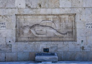 Δούκας: Προσφεύγει στα δικαστήρια για την ανάθεση καθαριότητας του μνημείου του Αγνώστου Στρατιώτη σε ιδιώτη