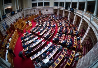 Βουλή: Απορρίφθηκε η ένσταση αντισυνταγματικότητας για το 13ωρο – Την Πέμπτη η ψηφοφορία