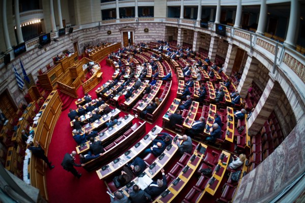 Βουλή: Απορρίφθηκε η ένσταση αντισυνταγματικότητας για το 13ωρο – Την Πέμπτη η ψηφοφορία