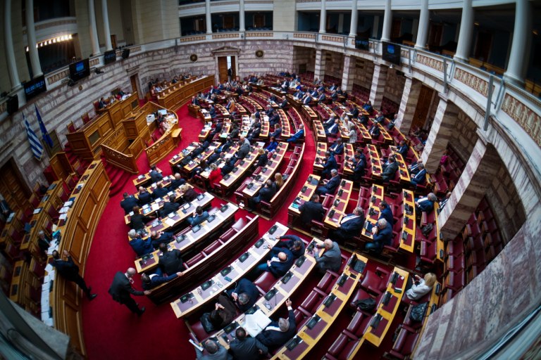 Βουλή: Απορρίφθηκε η ένσταση αντισυνταγματικότητας για το 13ωρο – Την Πέμπτη η ψηφοφορία