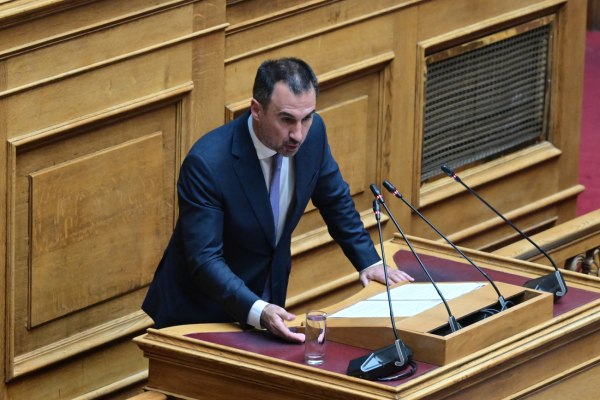Χαρίτσης: Ο Μητσοτάκης μετατρέπει τη Βουλή σε πολιτικό καφενείο – Προσωπικό σόου για να συσπειρώσει την κυβέρνηση