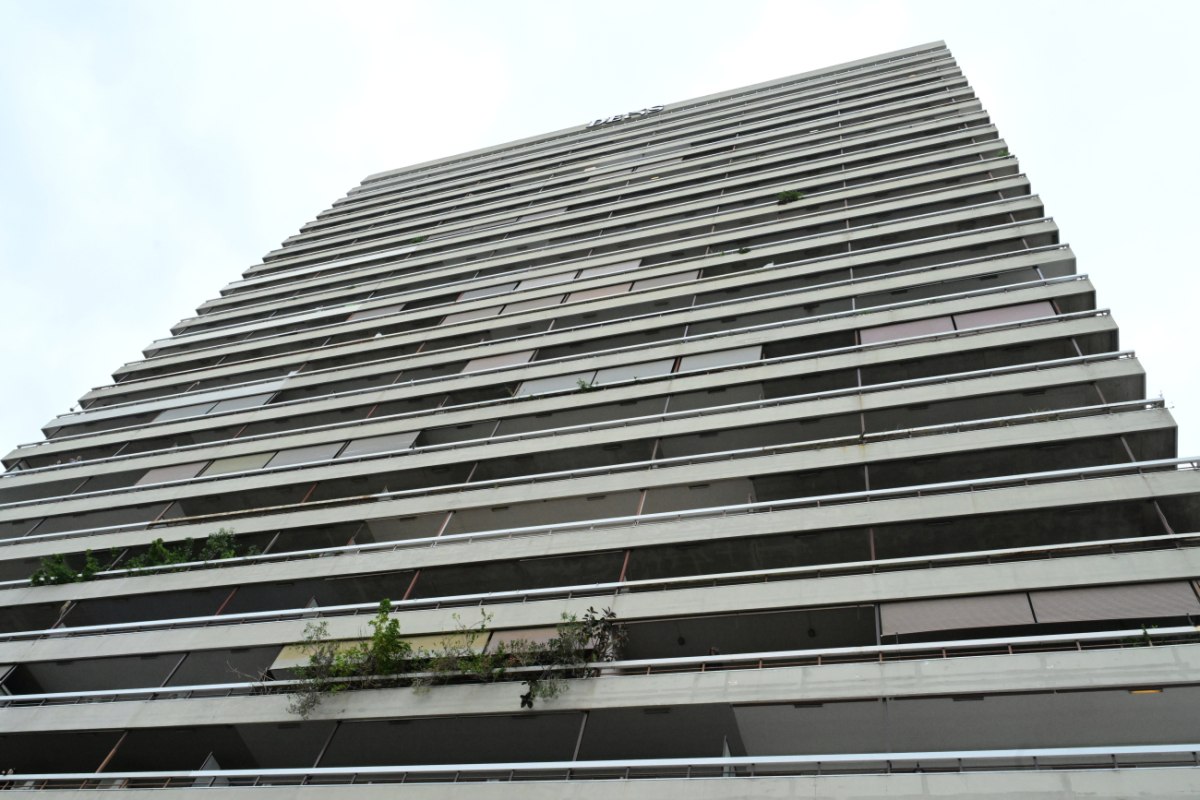 «Έκλεισε το τηλέφωνο και έπεσε στο κενό» – Τι εξετάζουν οι Αρχές για την πτώση του άνδρα από τον 24ο όροφο