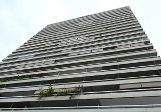 «Έκλεισε το τηλέφωνο και έπεσε στο κενό» – Τι εξετάζουν οι Αρχές για την πτώση του άνδρα από τον 24ο όροφο